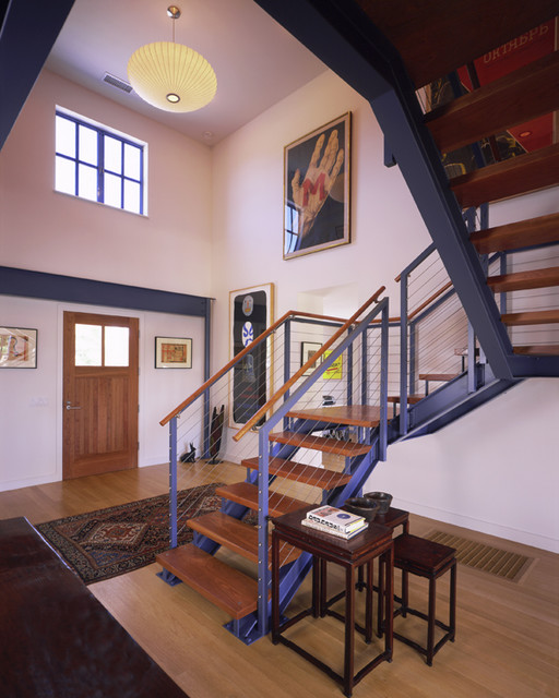 2 Story Entry Space with a Modern Stairway Campagne Entrée San