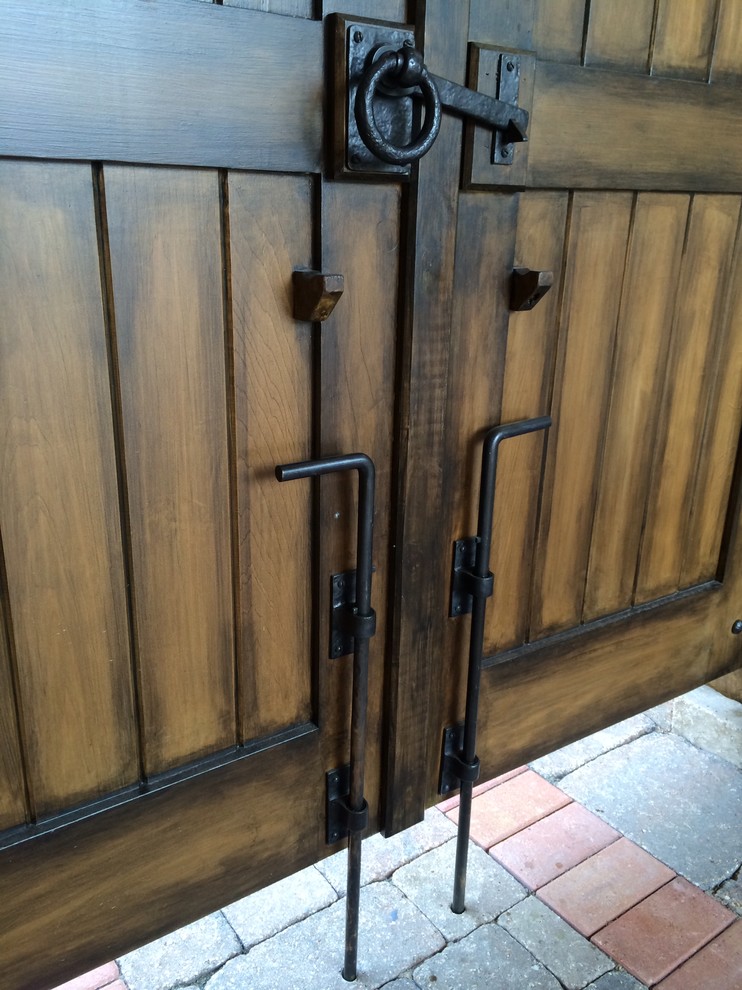 Example of a classic entryway design in Kansas City