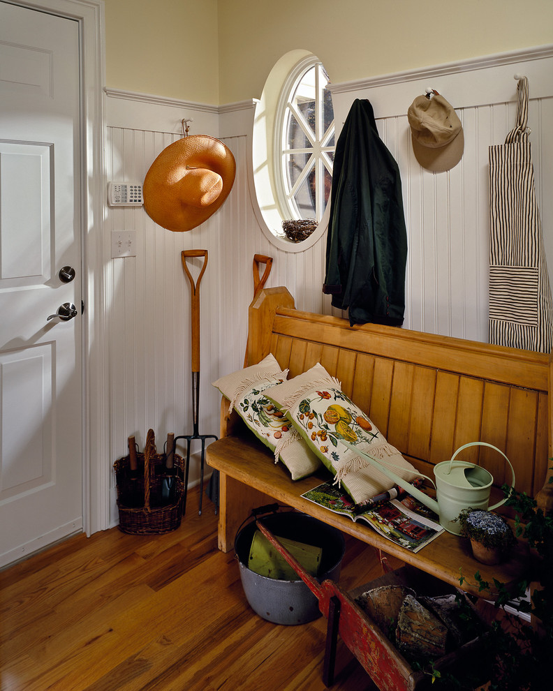 Источник вдохновения для домашнего уюта: тамбур в классическом стиле с одностворчатой входной дверью