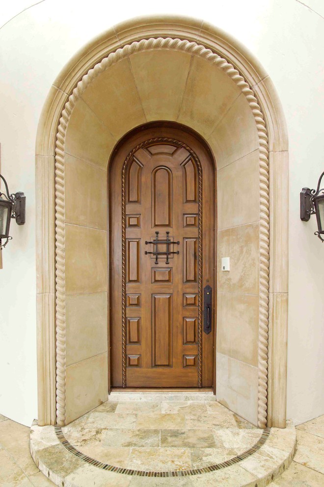 Mittelgroße Mediterrane Haustür mit beiger Wandfarbe, Keramikboden, Einzeltür und hellbrauner Holzhaustür in Orlando