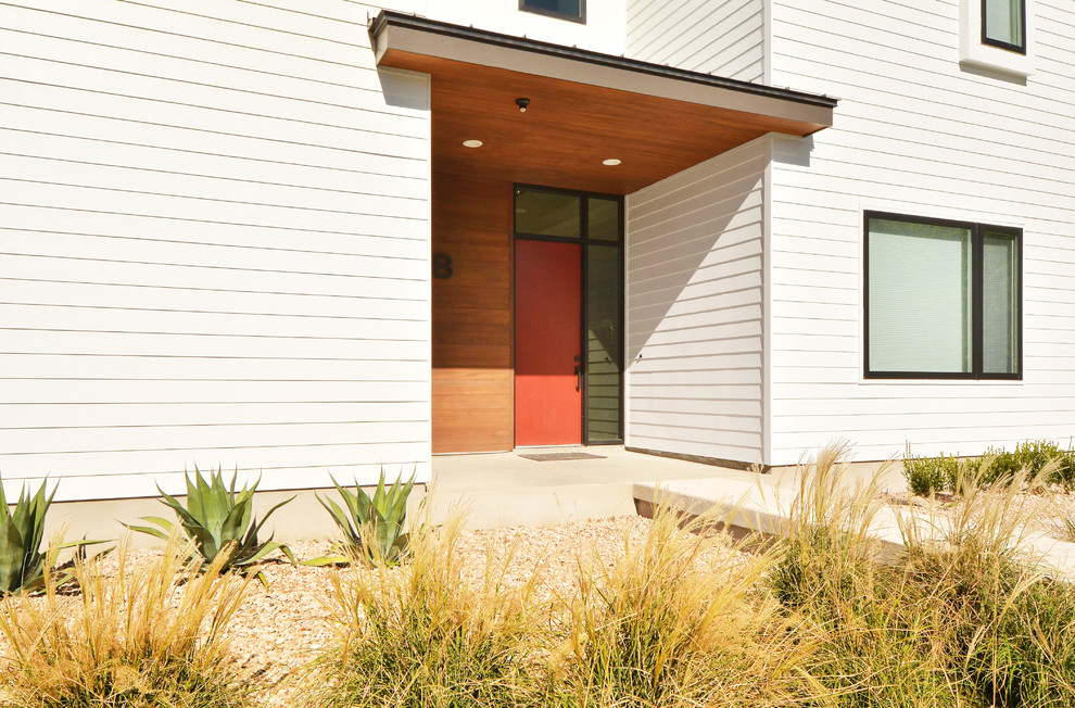 Idée de décoration pour une porte d'entrée minimaliste de taille moyenne avec une porte simple et une porte rouge.