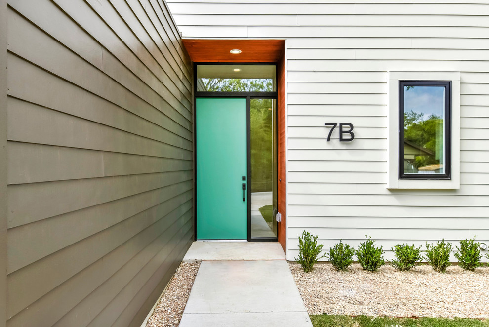 Свежая идея для дизайна: маленькая входная дверь в стиле модернизм с разноцветными стенами, бетонным полом, одностворчатой входной дверью, зеленой входной дверью и серым полом для на участке и в саду - отличное фото интерьера