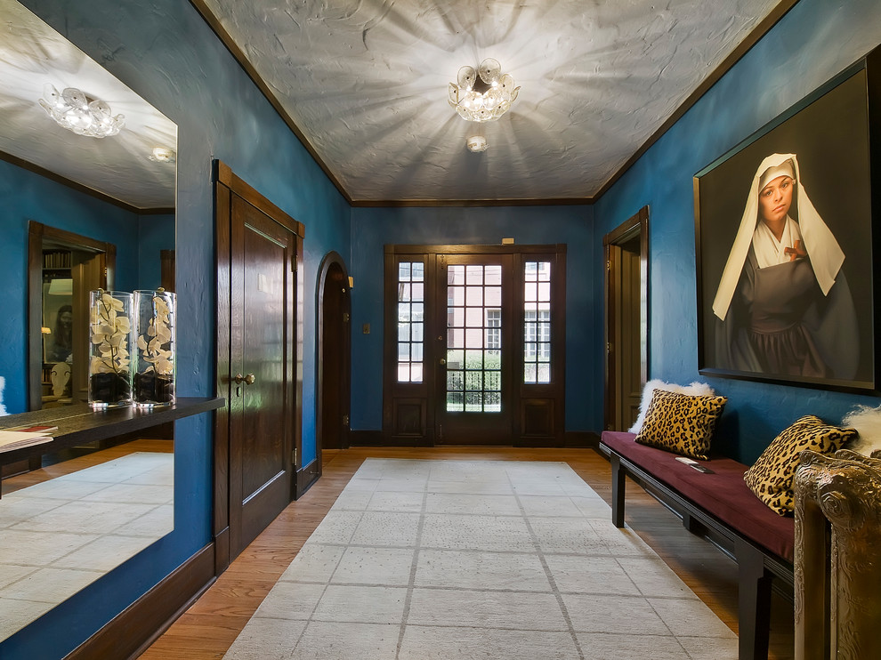 На фото: фойе в стиле фьюжн с синими стенами, паркетным полом среднего тона, одностворчатой входной дверью и стеклянной входной дверью