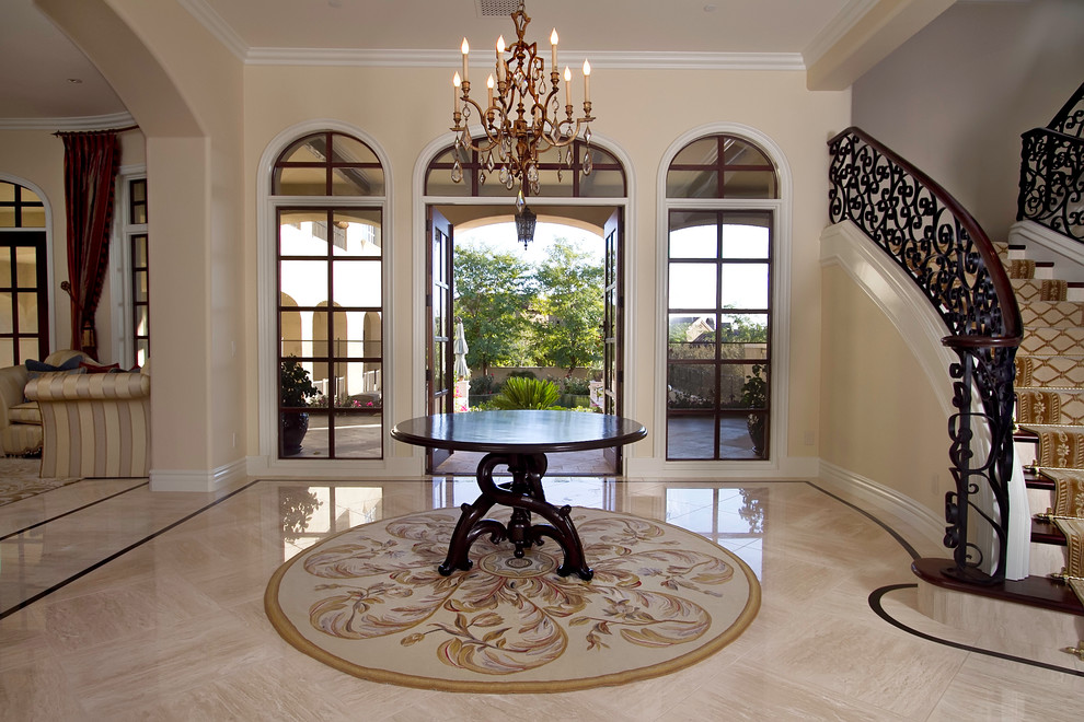 Idées déco pour un grand hall d'entrée classique avec un mur beige, un sol en marbre, une porte double et une porte en verre.