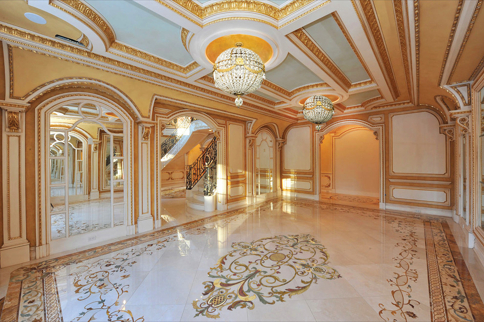 Réalisation d'un très grand hall d'entrée victorien avec un sol en marbre, un mur multicolore et un sol blanc.