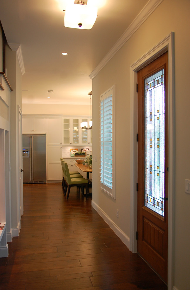 Mittelgroße Landhausstil Haustür mit beiger Wandfarbe, dunklem Holzboden, Einzeltür und hellbrauner Holzhaustür in Orlando
