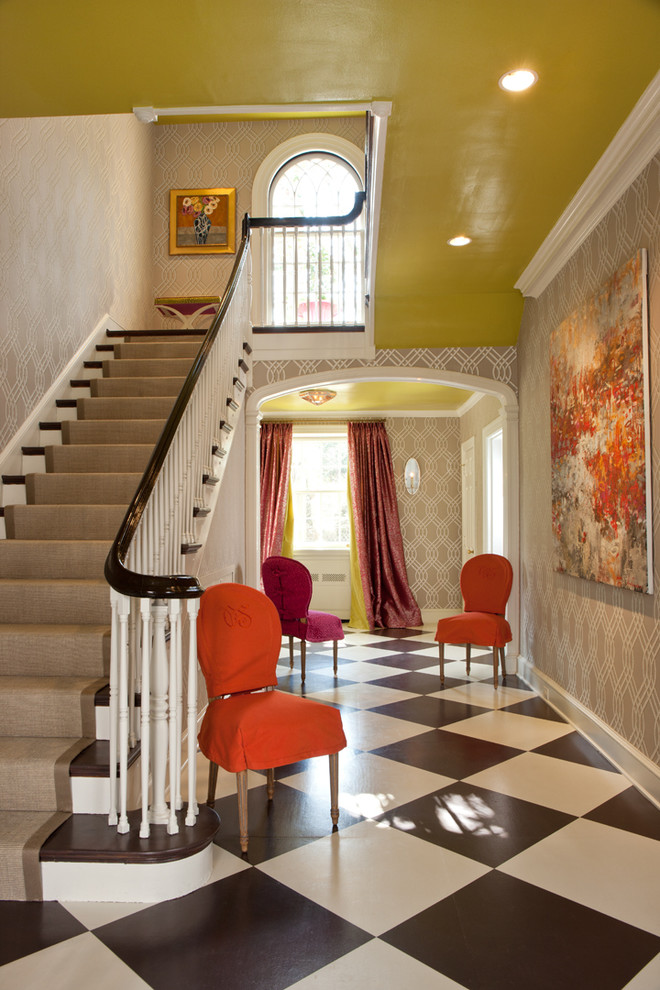 Idée de décoration pour une grande entrée tradition avec un couloir, un mur jaune et un sol en carrelage de céramique.