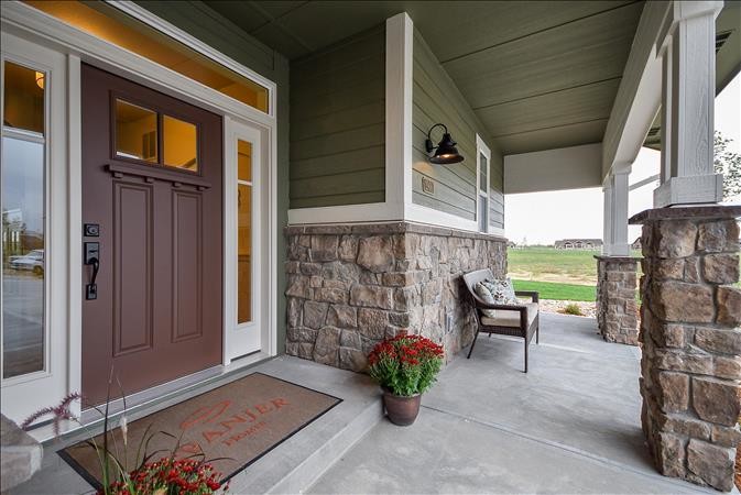 Modelo de puerta principal de estilo de casa de campo grande con paredes verdes, suelo de cemento, puerta simple y puerta roja