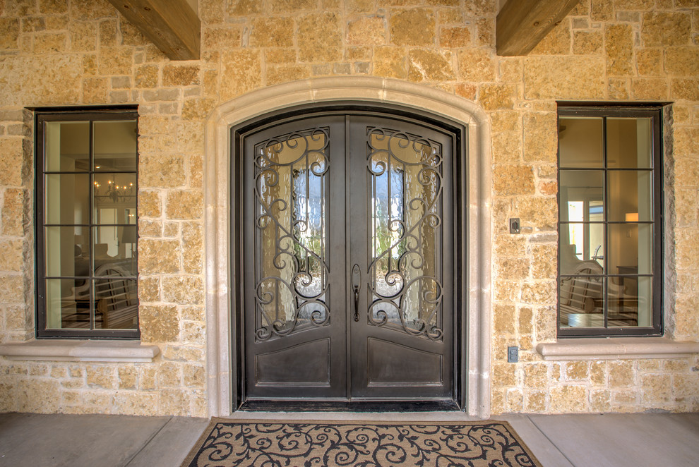 Ejemplo de puerta principal moderna con puerta doble y puerta metalizada
