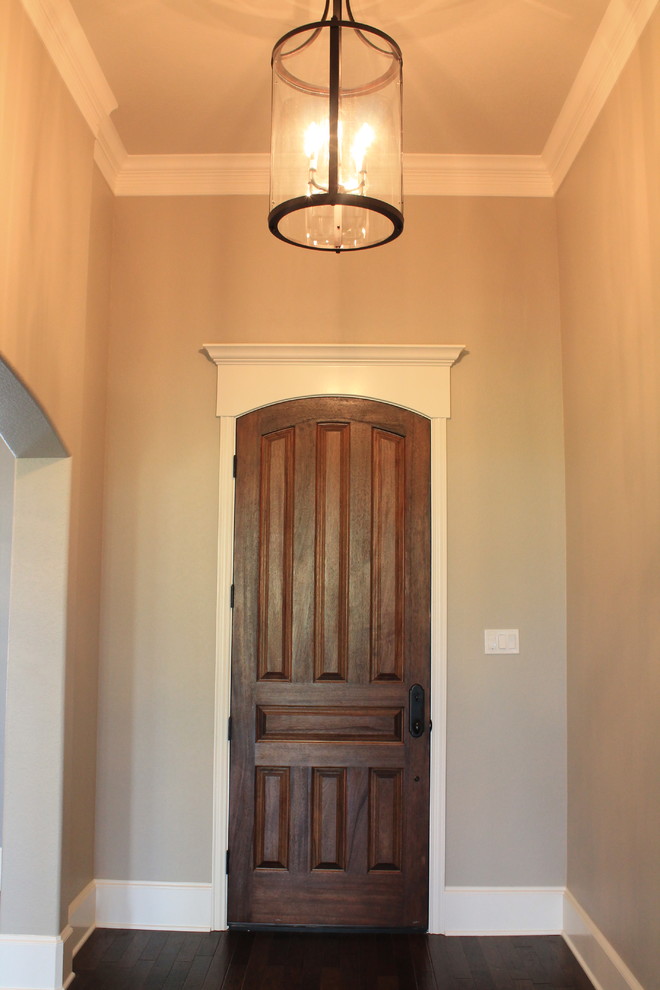 Idee per una porta d'ingresso classica di medie dimensioni con pareti beige, parquet scuro, una porta singola e una porta in legno scuro