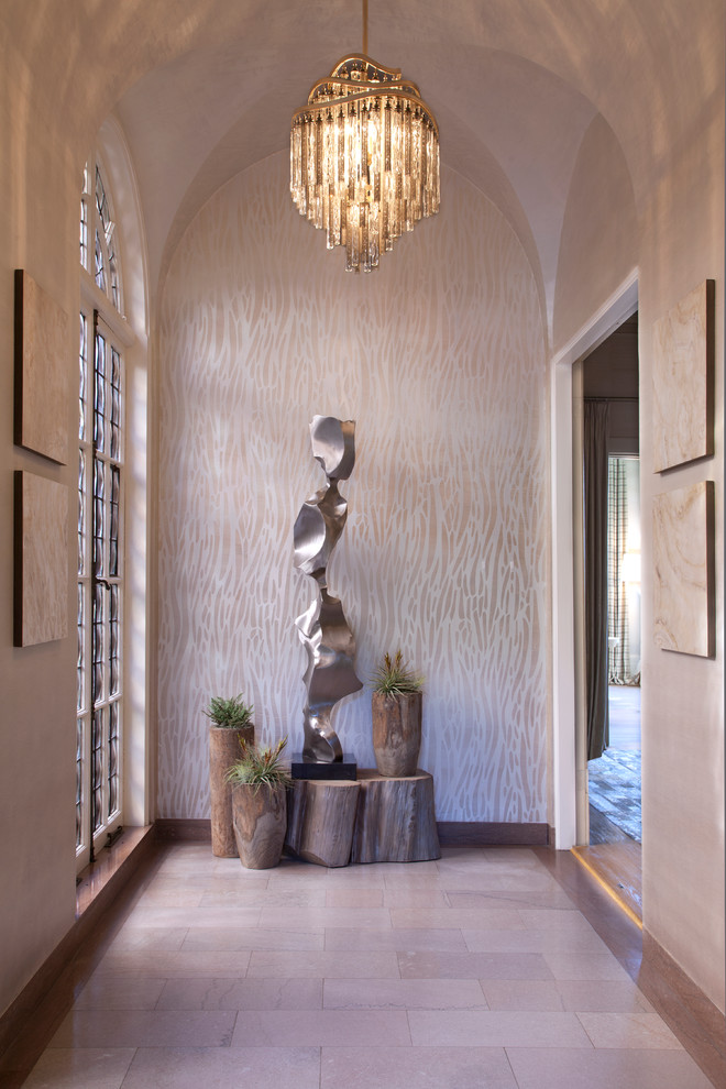 Foto di un ingresso con vestibolo tradizionale di medie dimensioni con pareti con effetto metallico e pavimento in pietra calcarea