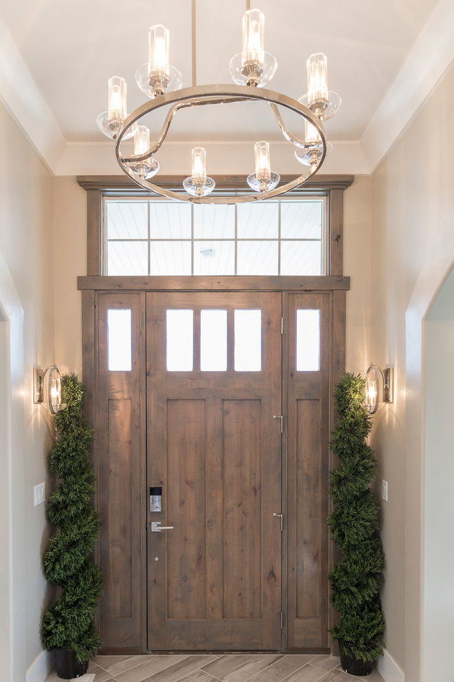 Foto di una piccola porta d'ingresso country con pareti beige, una porta singola e una porta in legno bruno