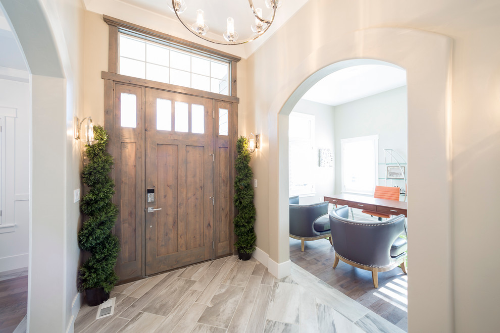 Immagine di un ingresso o corridoio stile rurale di medie dimensioni con pareti bianche, pavimento con piastrelle in ceramica, una porta singola e una porta in legno bruno