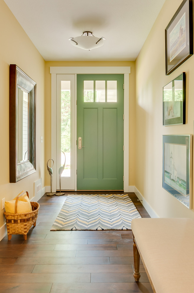 Пример оригинального дизайна: узкая прихожая в стиле неоклассика (современная классика) с бежевыми стенами, паркетным полом среднего тона, одностворчатой входной дверью и зеленой входной дверью