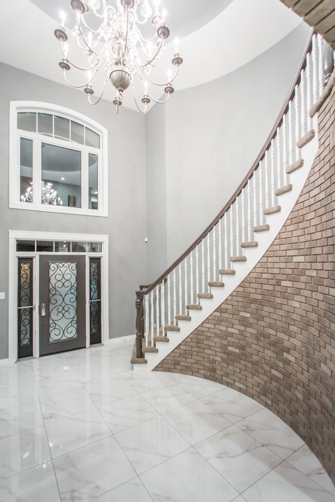 Idée de décoration pour un hall d'entrée minimaliste de taille moyenne avec un mur gris, un sol en marbre, une porte simple et une porte métallisée.