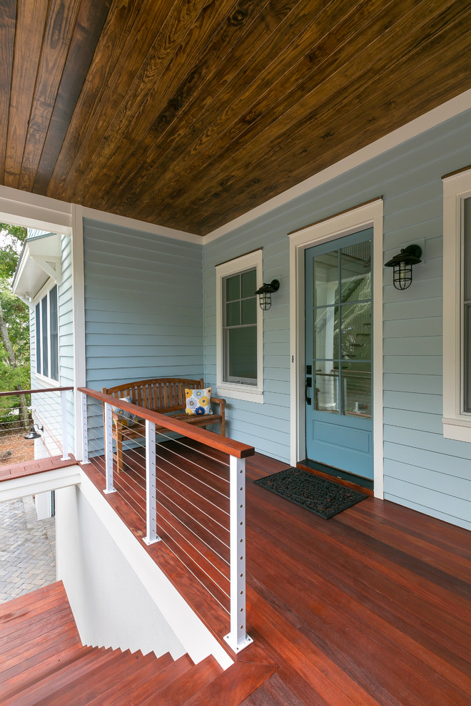 Стильный дизайн: входная дверь с синими стенами, одностворчатой входной дверью и синей входной дверью - последний тренд