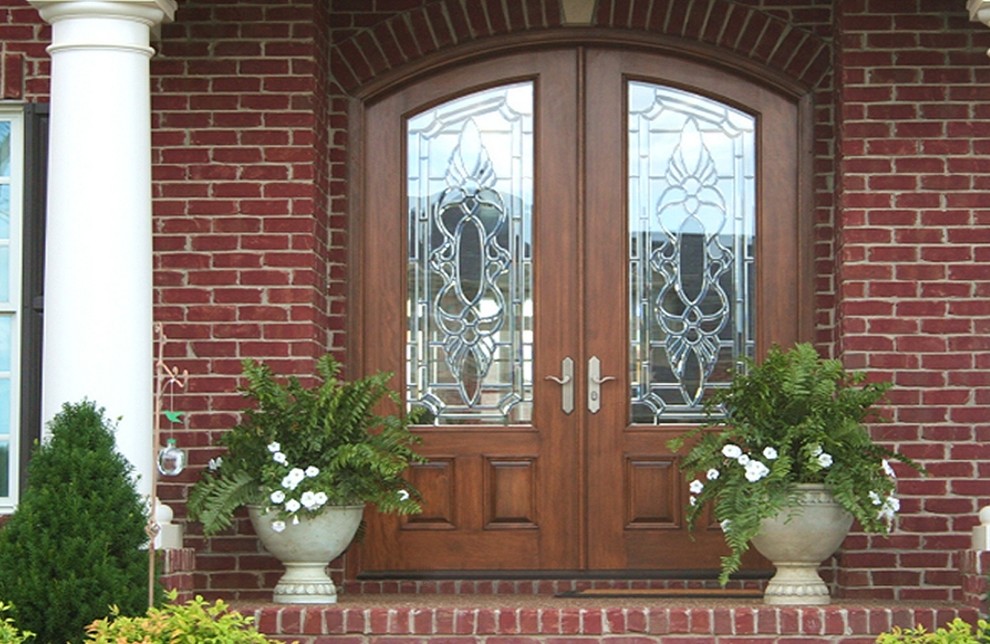 Klassische Haustür mit Doppeltür und hellbrauner Holzhaustür in Cincinnati