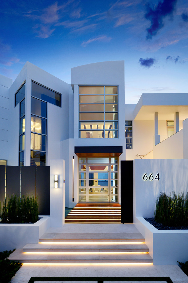 Moderne Haustür mit weißer Wandfarbe, braunem Holzboden, Einzeltür, Haustür aus Metall und braunem Boden