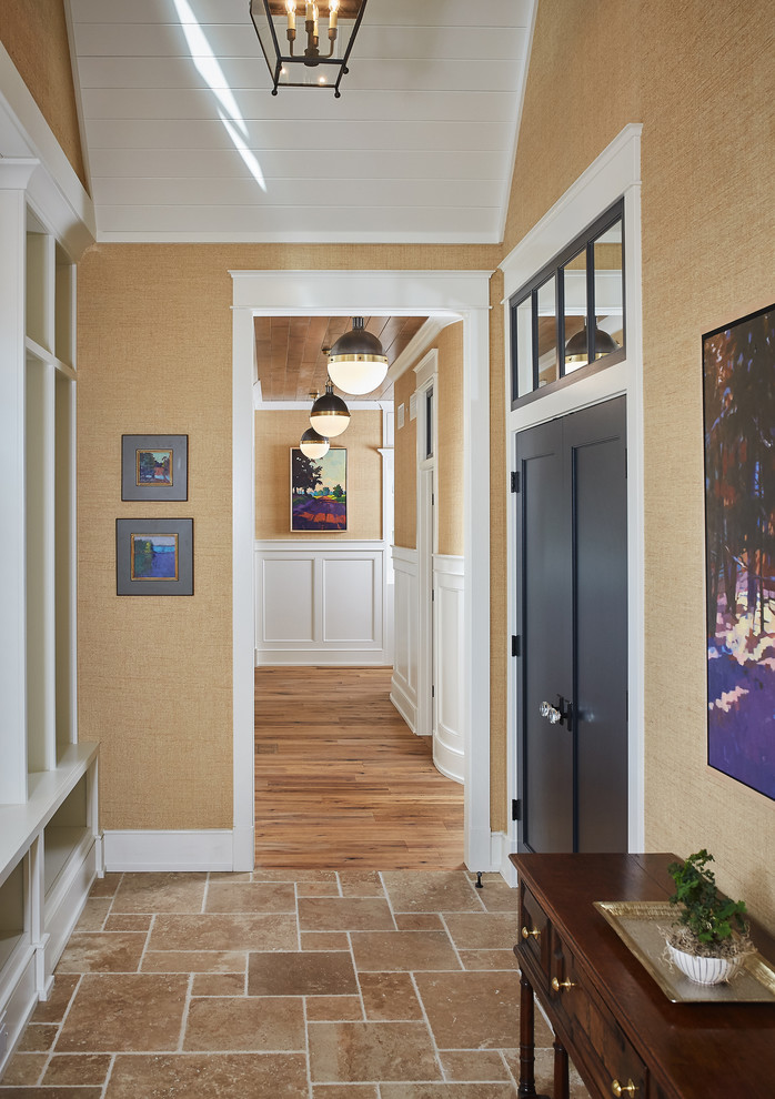 На фото: фойе среднего размера в морском стиле с бежевыми стенами, двустворчатой входной дверью, синей входной дверью и коричневым полом