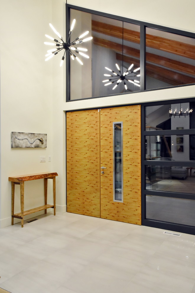 エドモントンにある広いコンテンポラリースタイルのおしゃれな玄関ドア (白い壁、木目調のドア) の写真