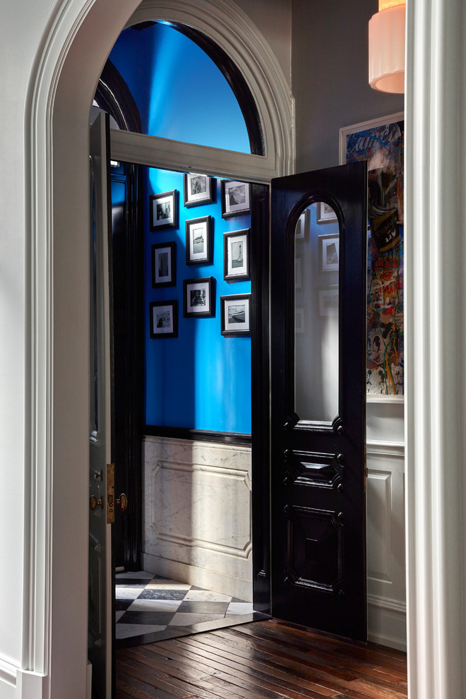 На фото: вестибюль в викторианском стиле с серыми стенами, темным паркетным полом, двустворчатой входной дверью, коричневым полом и черной входной дверью с