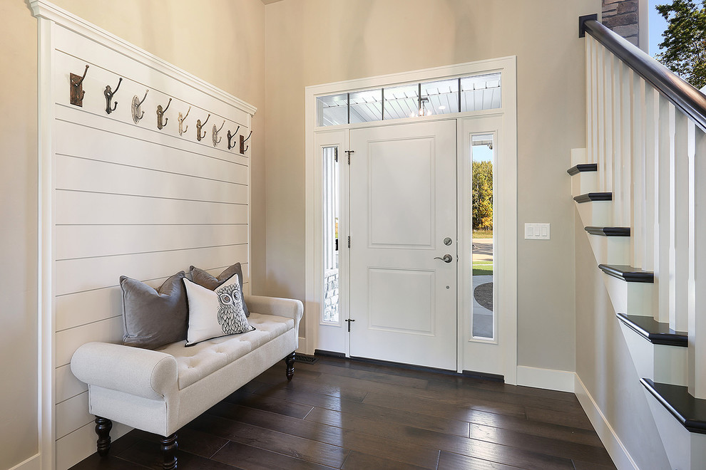Idee per un ingresso stile marinaro con parquet scuro, una porta singola, una porta bianca e pavimento marrone