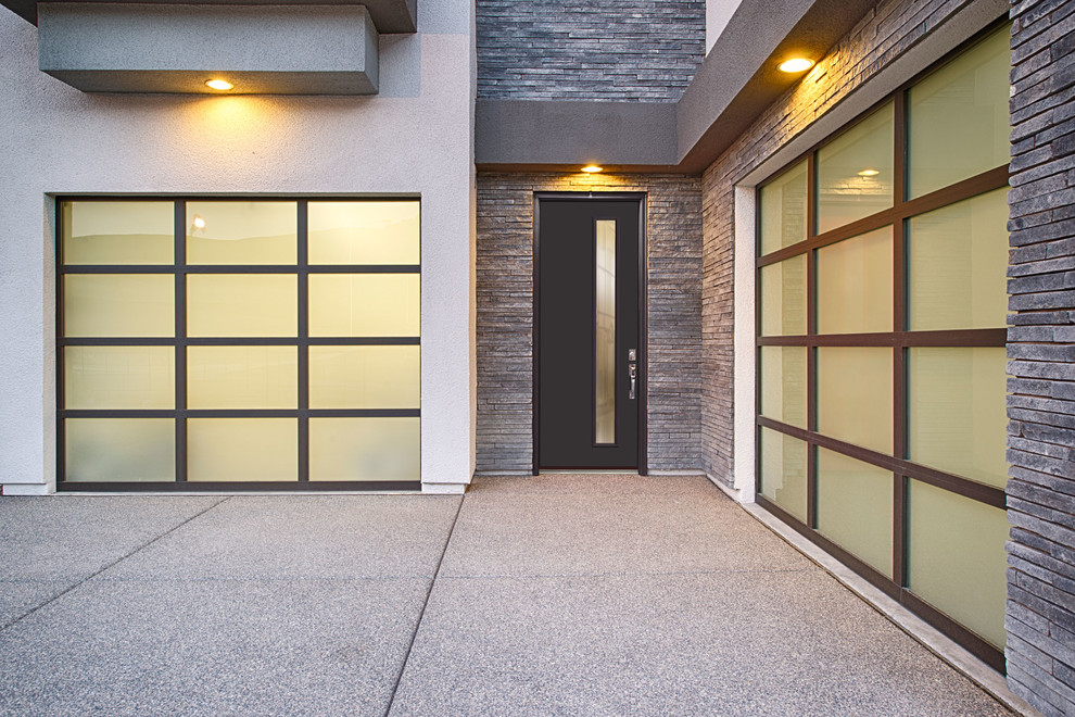 На фото: входная дверь в стиле модернизм с одностворчатой входной дверью и коричневой входной дверью
