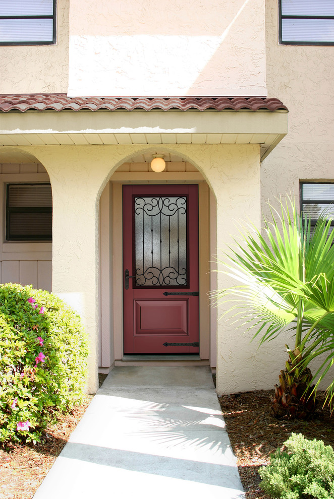 Inredning av en amerikansk ingång och ytterdörr, med en enkeldörr och en röd dörr