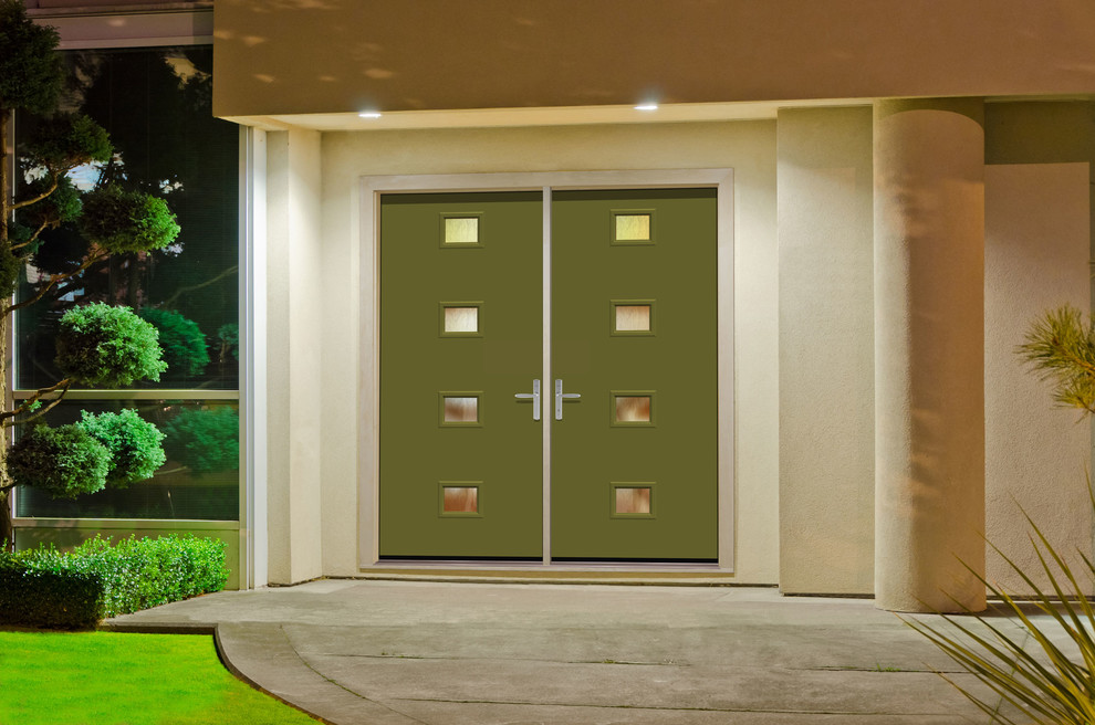 Пример оригинального дизайна: входная дверь в современном стиле с двустворчатой входной дверью и зеленой входной дверью