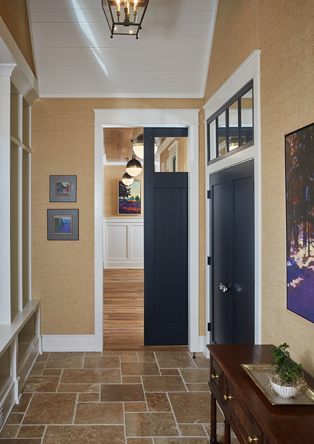 Diseño de hall actual con paredes beige, puerta doble, puerta azul y suelo marrón