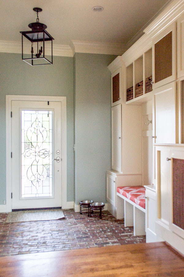 Идея дизайна: тамбур среднего размера со шкафом для обуви в классическом стиле с серыми стенами, кирпичным полом, одностворчатой входной дверью, белой входной дверью и красным полом