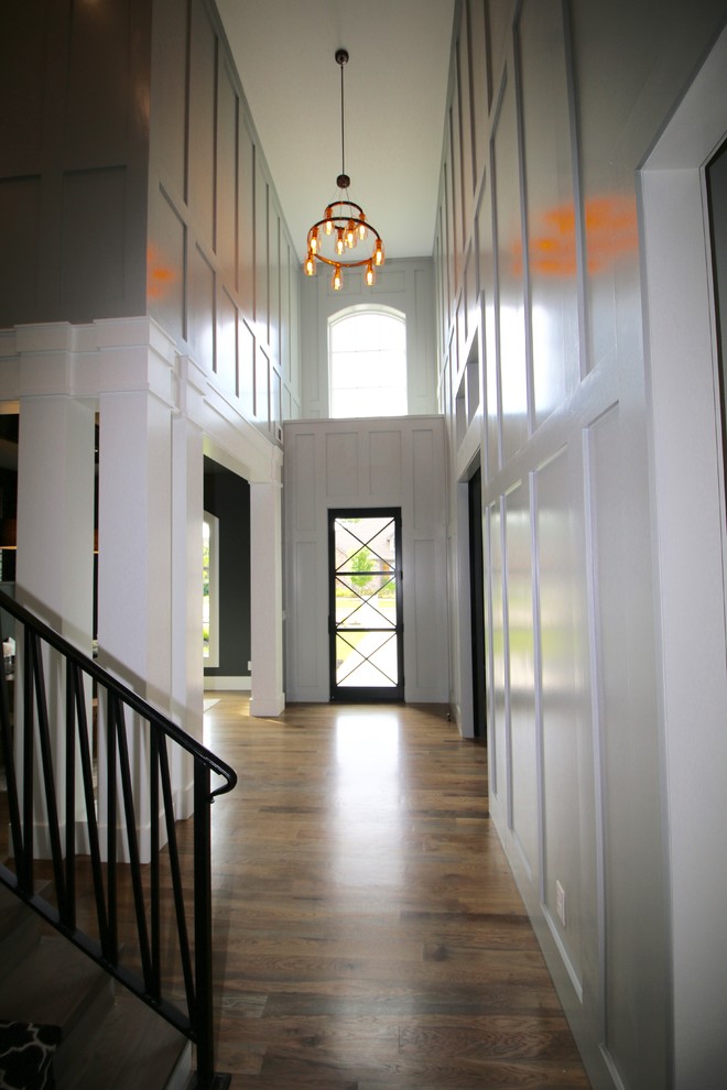 Foto di un ingresso o corridoio classico di medie dimensioni con pareti grigie, parquet chiaro, una porta singola, una porta nera e pavimento grigio