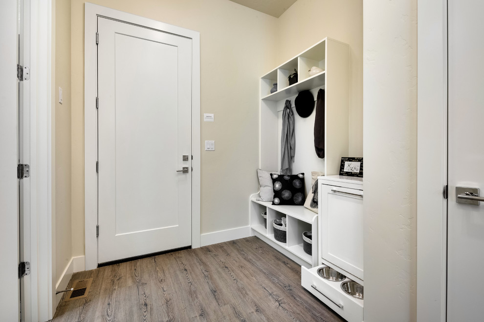 Ejemplo de vestíbulo posterior minimalista de tamaño medio con paredes blancas, suelo de madera clara, puerta simple, puerta blanca y suelo multicolor