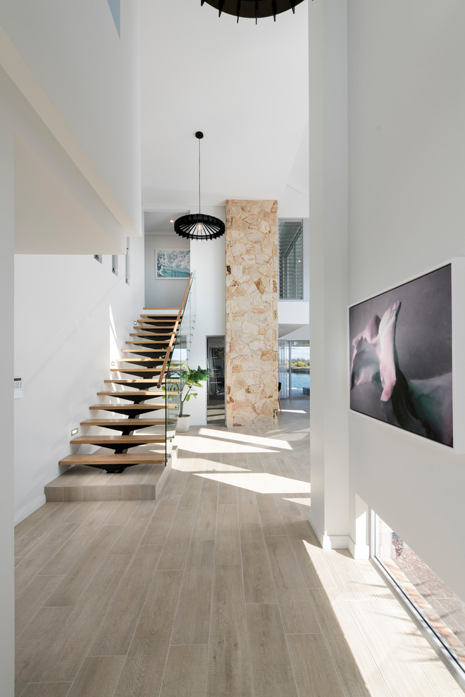 Modernes Foyer mit beiger Wandfarbe, hellem Holzboden und beigem Boden in Perth