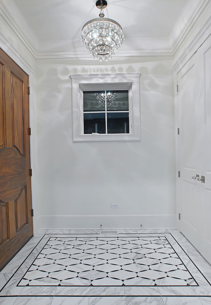 Источник вдохновения для домашнего уюта: прихожая в стиле неоклассика (современная классика) с белыми стенами, мраморным полом, одностворчатой входной дверью и входной дверью из дерева среднего тона