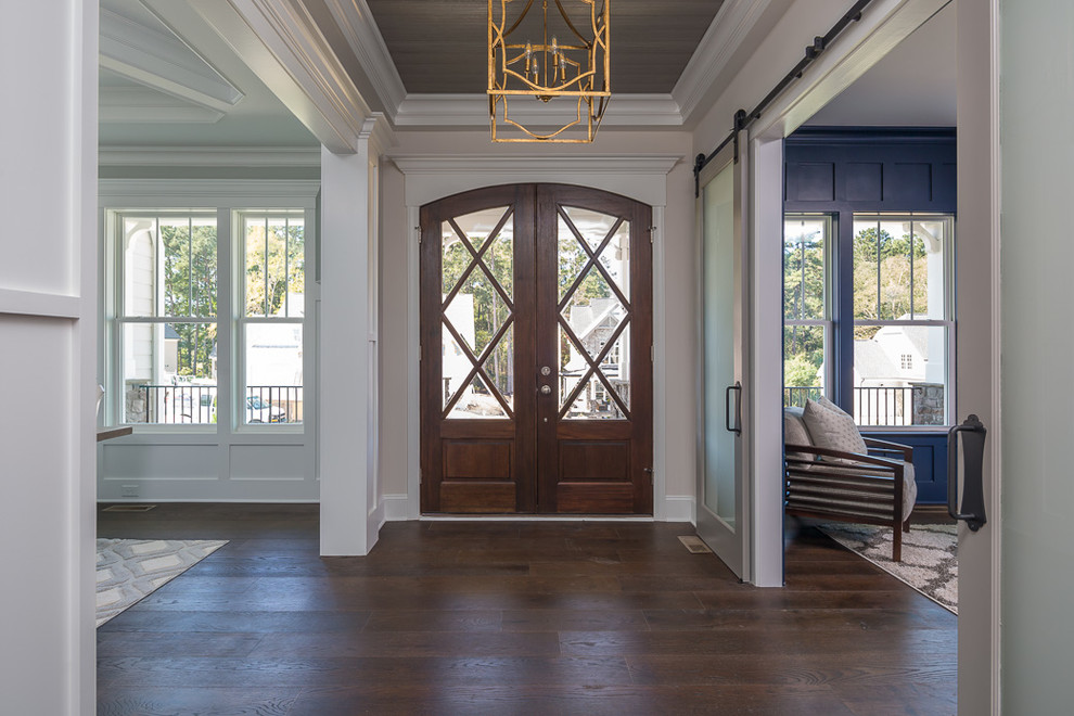 Mittelgroßes Landhaus Foyer mit grauer Wandfarbe, dunklem Holzboden, Doppeltür, dunkler Holzhaustür und braunem Boden in Raleigh