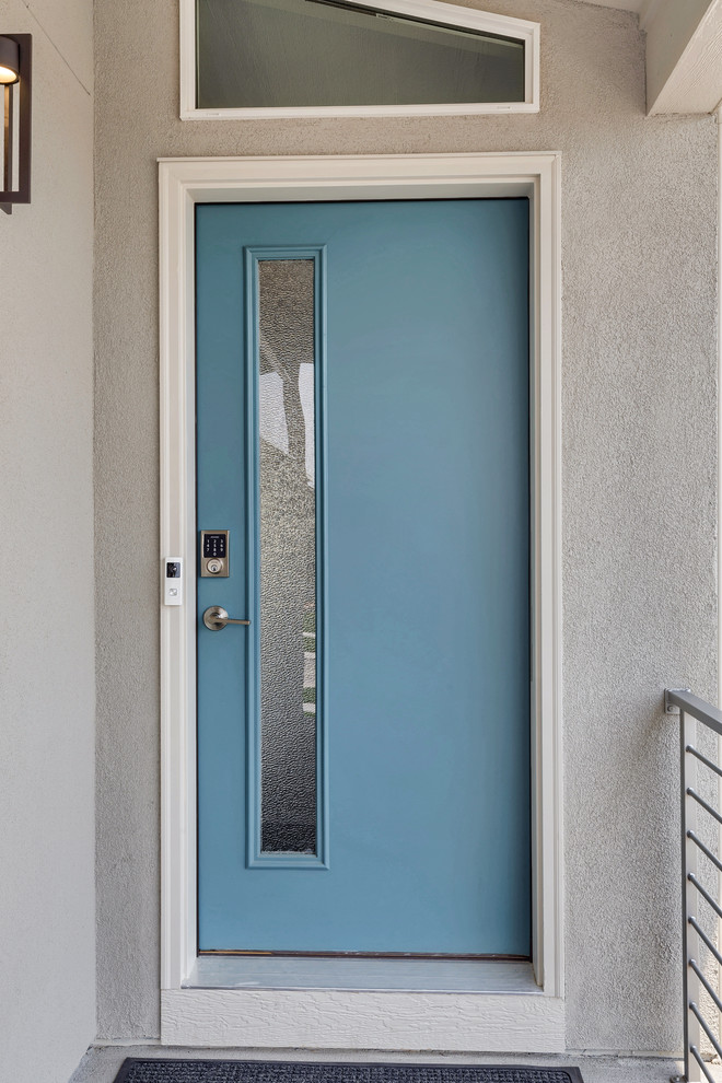 Bild på en funkis ingång och ytterdörr, med en enkeldörr och en blå dörr