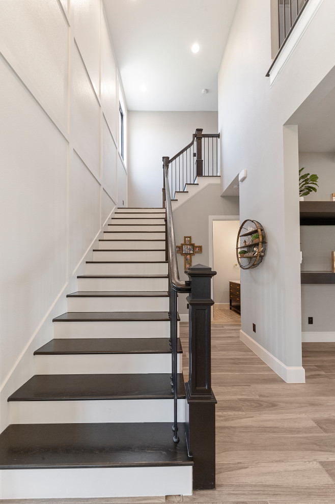 Источник вдохновения для домашнего уюта: лестница среднего размера в стиле кантри с панелями на стенах