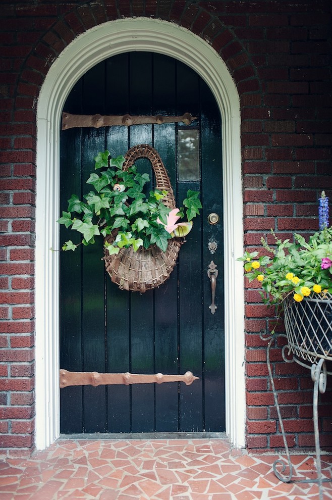 Cette photo montre une porte d'entrée chic avec une porte simple et une porte noire.
