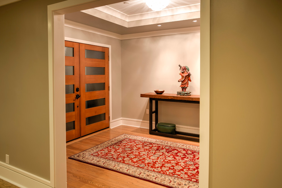 Ispirazione per un ingresso o corridoio moderno di medie dimensioni con pareti grigie, parquet chiaro, una porta a due ante e una porta in legno chiaro
