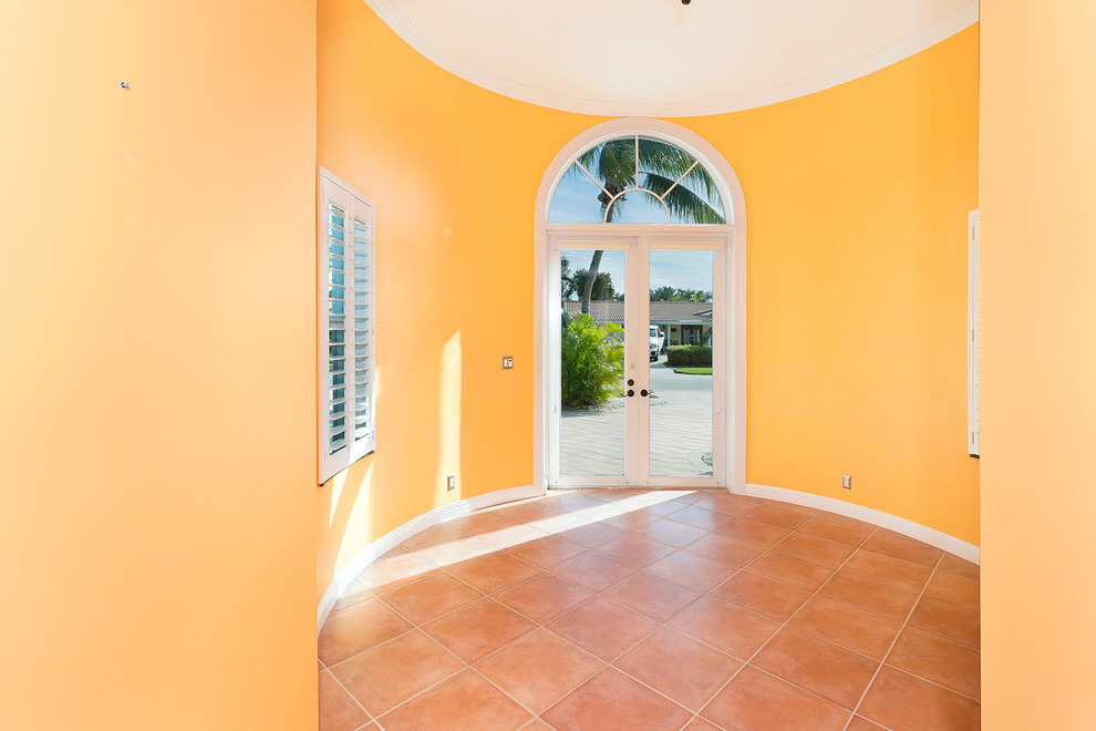 Источник вдохновения для домашнего уюта: большая входная дверь в морском стиле с желтыми стенами, полом из терракотовой плитки, двустворчатой входной дверью, белой входной дверью и розовым полом