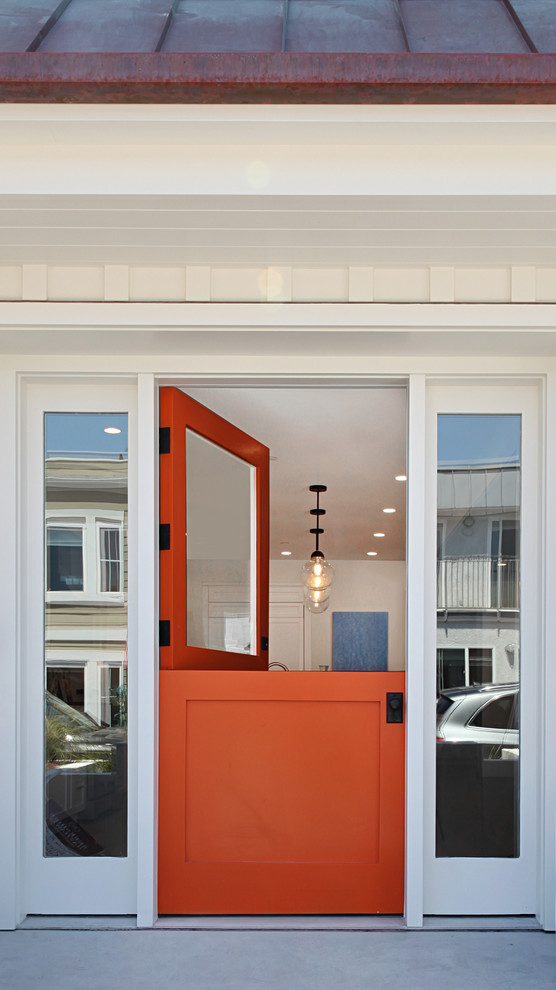 На фото: входная дверь среднего размера в морском стиле с белыми стенами, бетонным полом, голландской входной дверью, оранжевой входной дверью и серым полом с