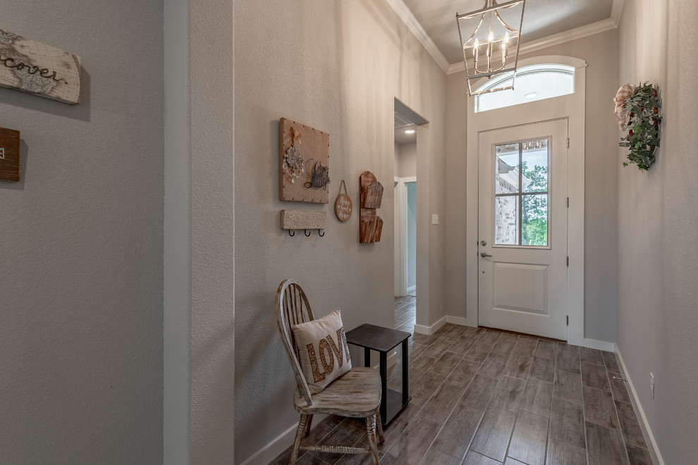 Mittelgroßes Landhausstil Foyer mit grauer Wandfarbe, Keramikboden, Einzeltür, weißer Haustür und grauem Boden in Sonstige