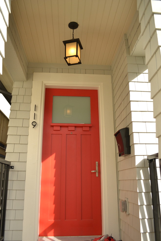 Idéer för att renovera en mellanstor funkis ingång och ytterdörr, med vita väggar, ljust trägolv, en enkeldörr och en röd dörr