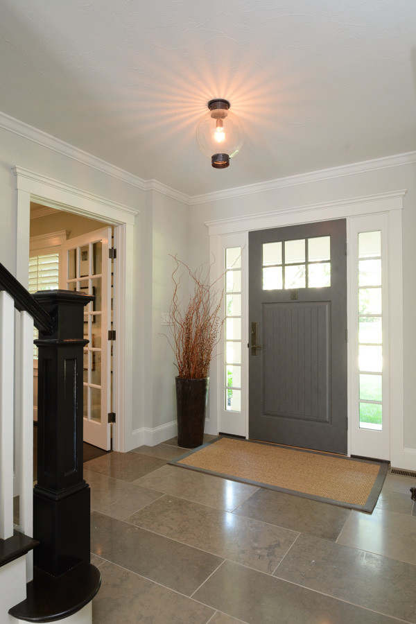 Пример оригинального дизайна: фойе среднего размера: освещение в стиле неоклассика (современная классика) с серыми стенами, бетонным полом, одностворчатой входной дверью и серой входной дверью