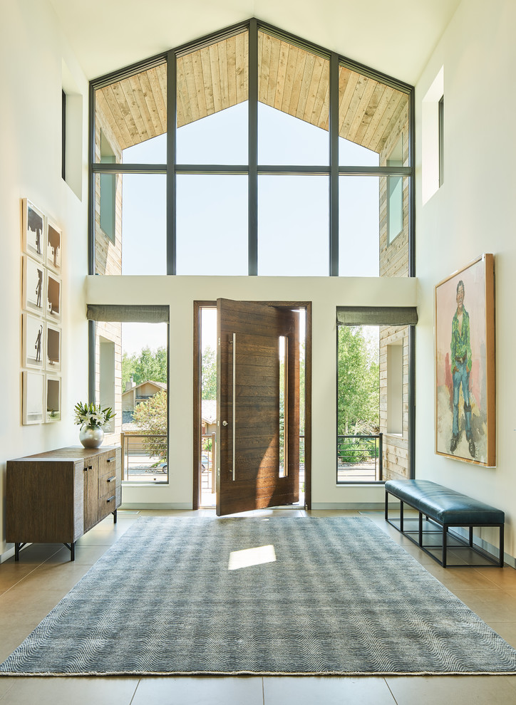 Mittelgroße Landhaus Haustür mit beiger Wandfarbe, dunklem Holzboden, Drehtür, dunkler Holzhaustür und braunem Boden in Salt Lake City