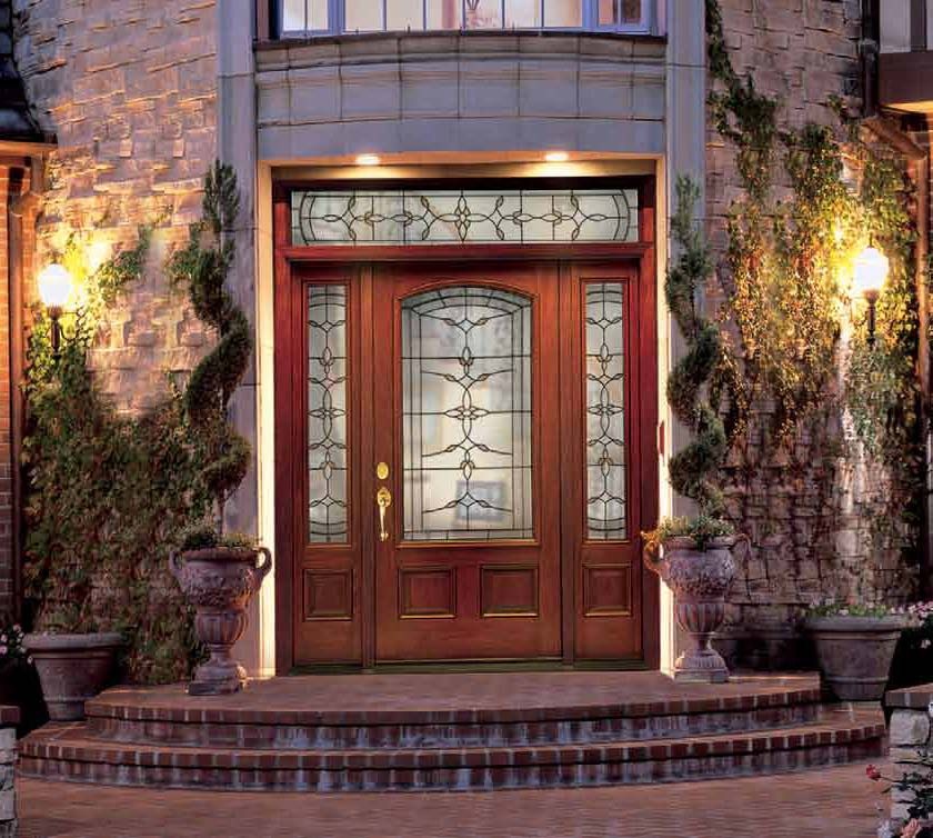 Cette photo montre une grande porte d'entrée chic avec un sol en brique, une porte simple et une porte en bois brun.