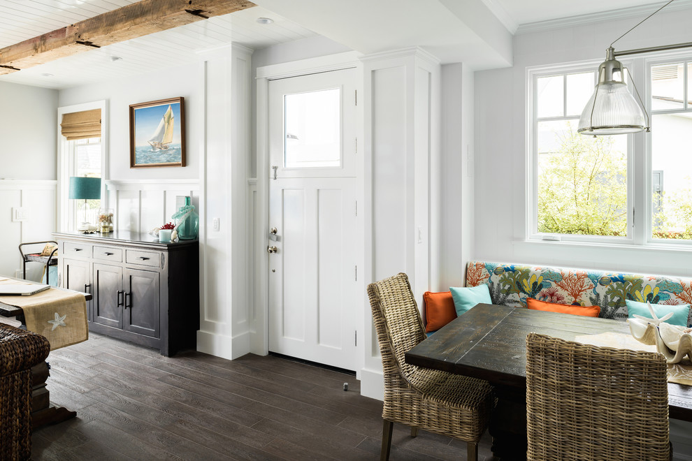 Klassische Haustür mit weißer Wandfarbe, dunklem Holzboden, Klöntür und weißer Haustür in Orange County