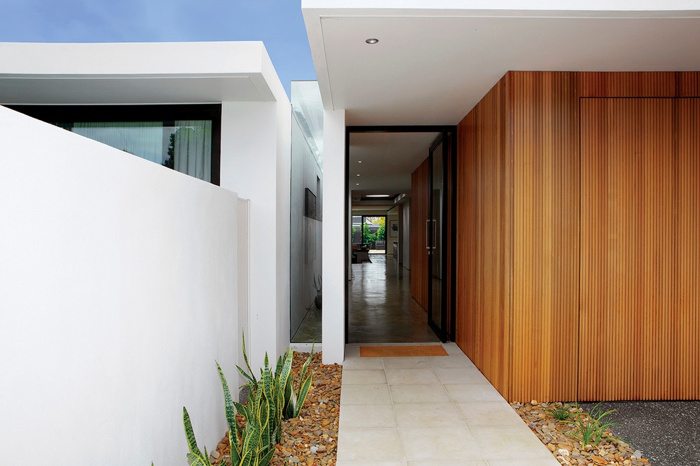 Ispirazione per una porta d'ingresso moderna di medie dimensioni con pareti bianche, una porta singola e una porta nera