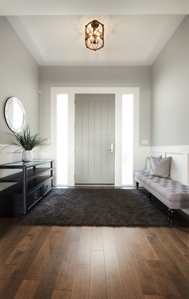 Exemple d'une porte d'entrée chic de taille moyenne avec un mur blanc, parquet foncé, une porte simple, une porte blanche et un sol blanc.